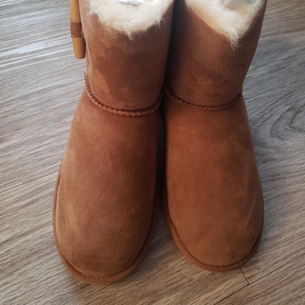 NIB UGG BAILEY BUTTON (size 6.5 women) - Picture 2 of 4